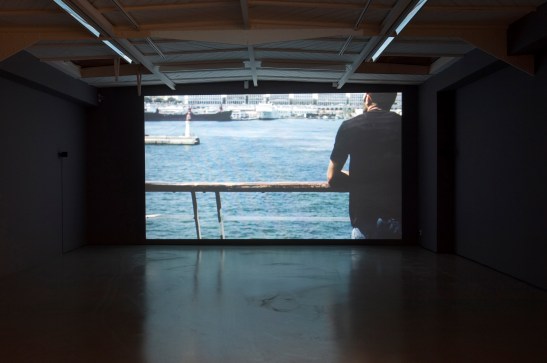 Zineb Sedira, MiddleSea, 2008, video-projection, sound, film super 16 mm,16/9, 16 min, Vues de l’exposition “Shipwreck : The Death of a Journey”, kamel mennour, Paris © Zineb Sedira Photo Marc Domage. Courtesy the artist and kamel mennour, Paris