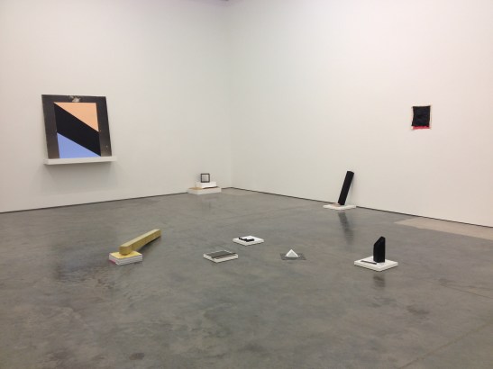Justin Beachler, installation view of "Primary Ptructures," Dolphin, Kansas City, MO. Image courtesy of Erin Dziedzic