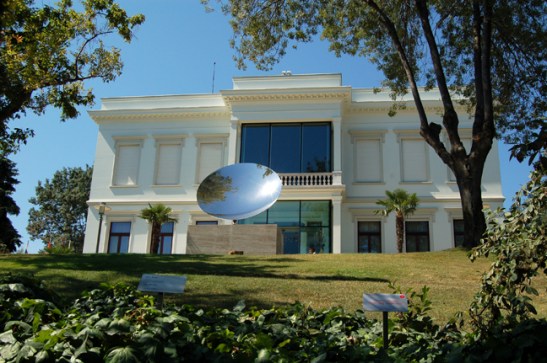 Anish Kapoor in Istanbul, Sabancı University Sakıp Sabancı Museum, 2013. Image courtesy of Greg Eltringham.